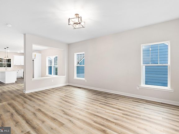 5th image of 823 Bright St