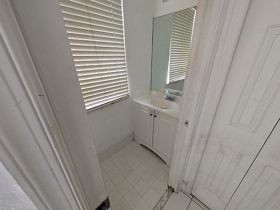 4th image of 2826 SE 16th Ave #115