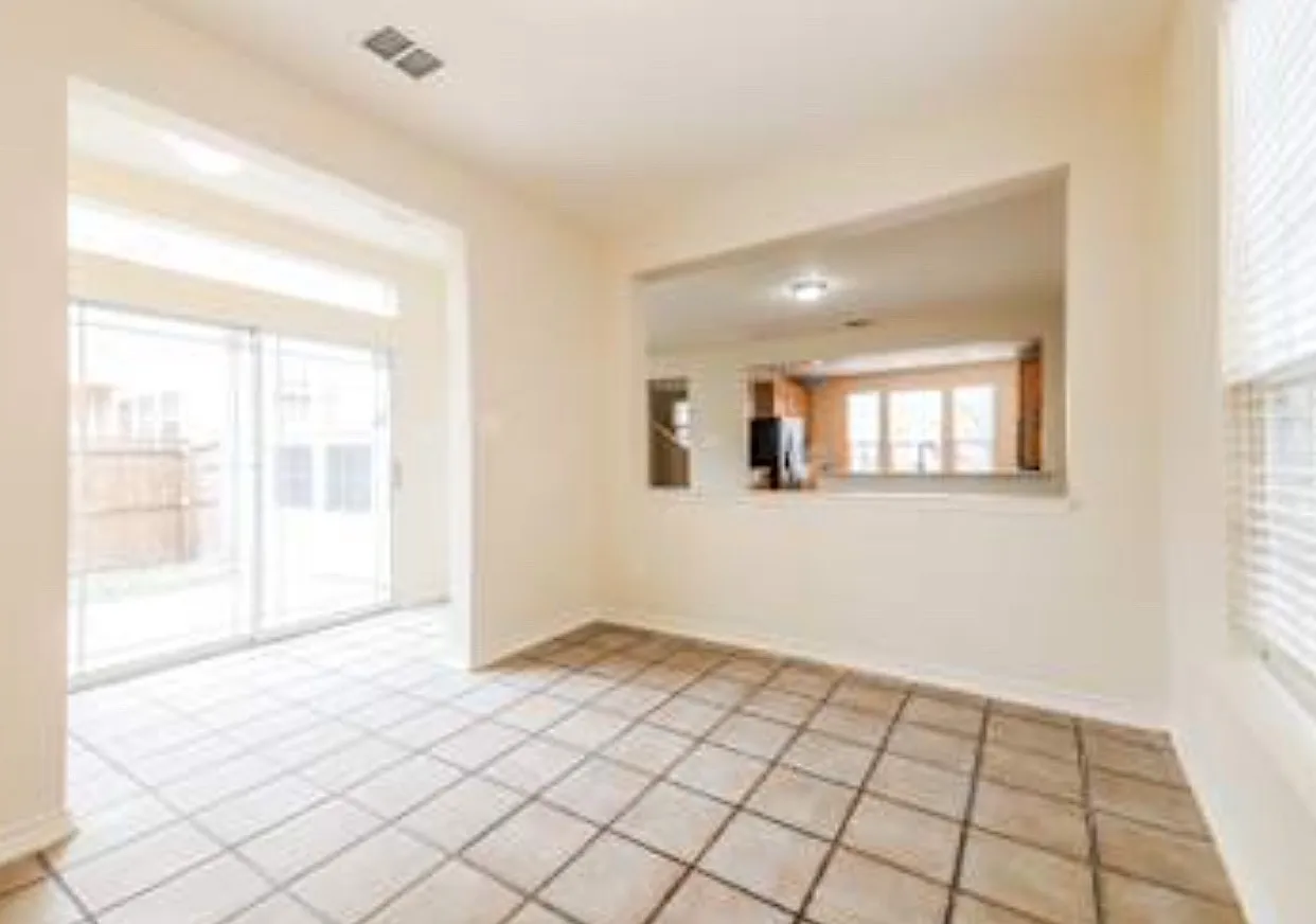 3 bed, 2.5 bath, 3871 sqft, $1,500 — Photo 4