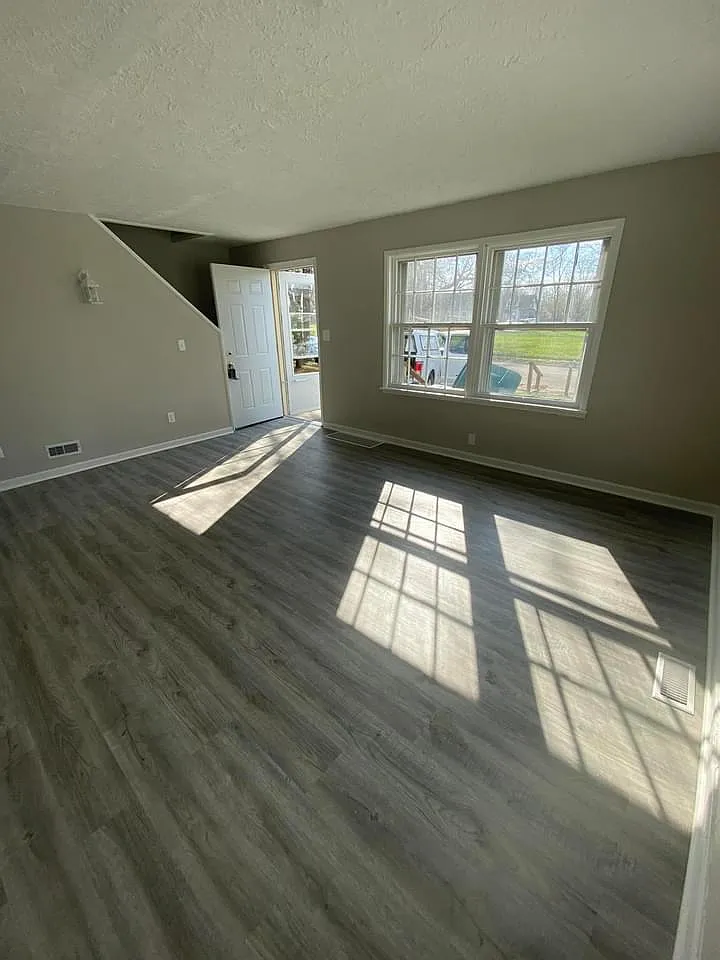 4 bed, 1920 sqft, $1,100 — Photo 2