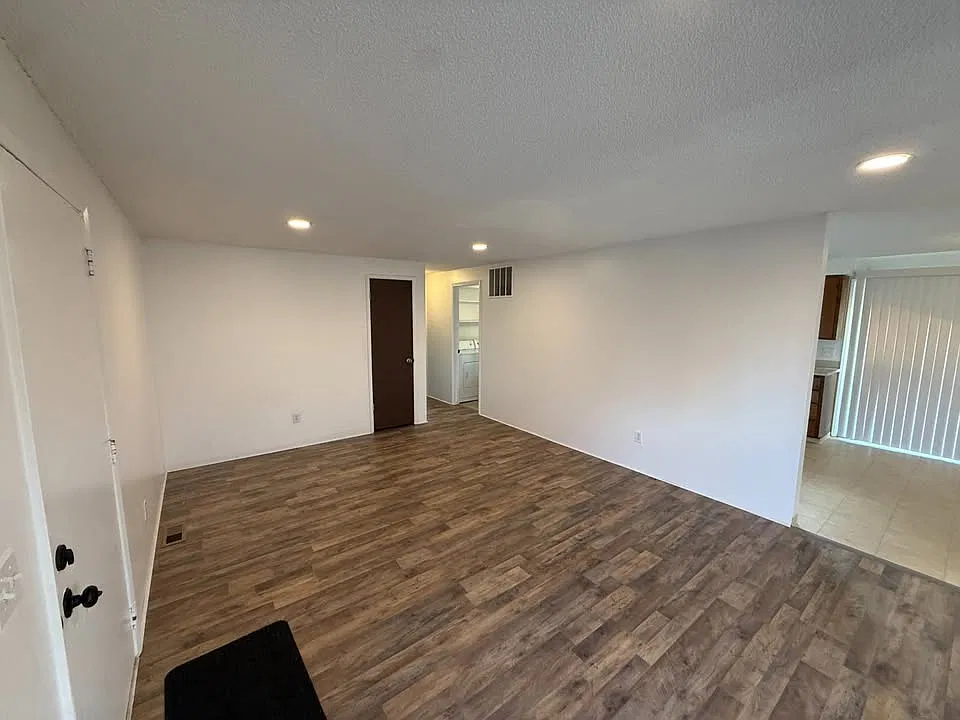 2 bed, 867 sqft, $1,600 — Photo 3