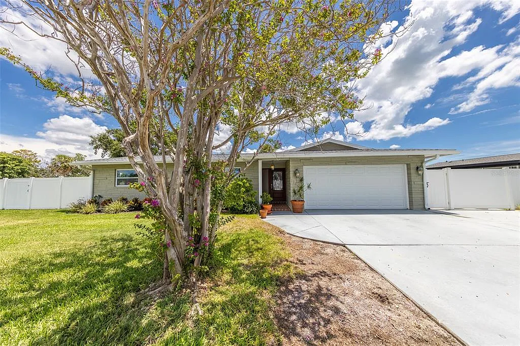 3 bed, 2.0 bath, 1742 sqft, $3,600 — Photo 2