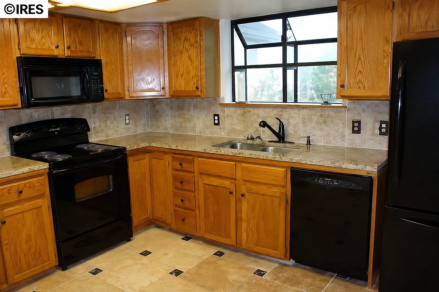 3 bed, 2400 sqft, $2,895 — Photo 4