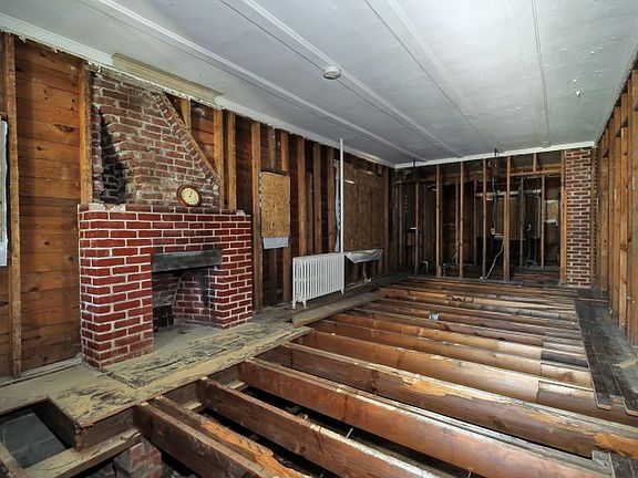4th image of 1052 Van Buren St