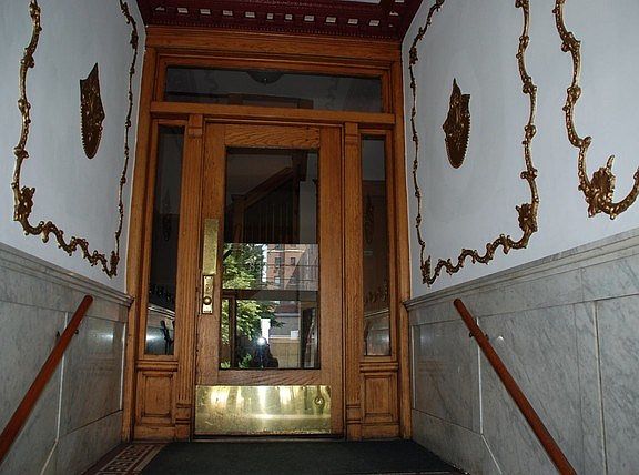 2nd image of 833 W Wellington Ave #3E