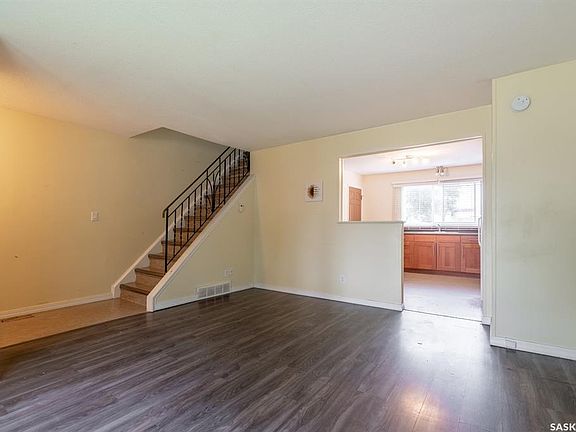 3rd image of 169 Rothwell CRESCENT