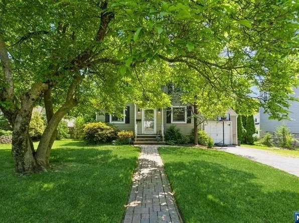 8 Harding Pl, Livingston, NJ 07039
