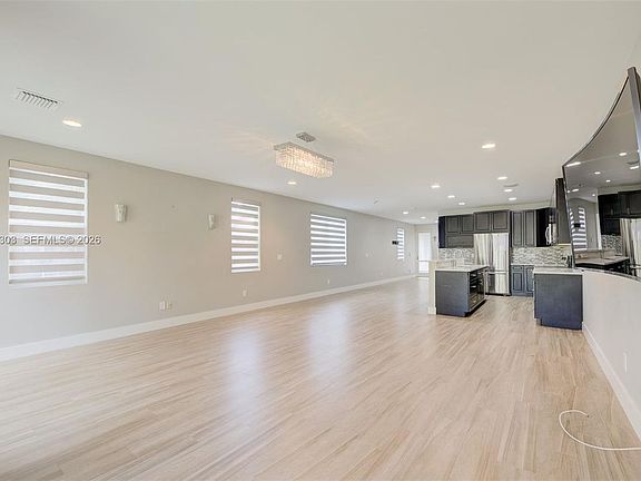 3rd image of 619 SW 17th St #619
