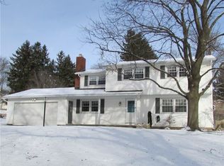 12 Pebble Hill Rd, Fairport, NY 14450