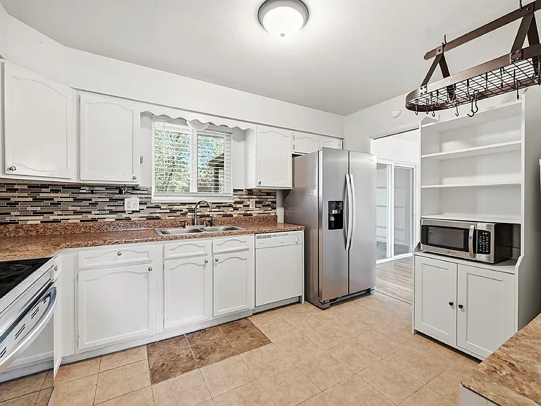 1087 Hathaway Dr — Photo 10