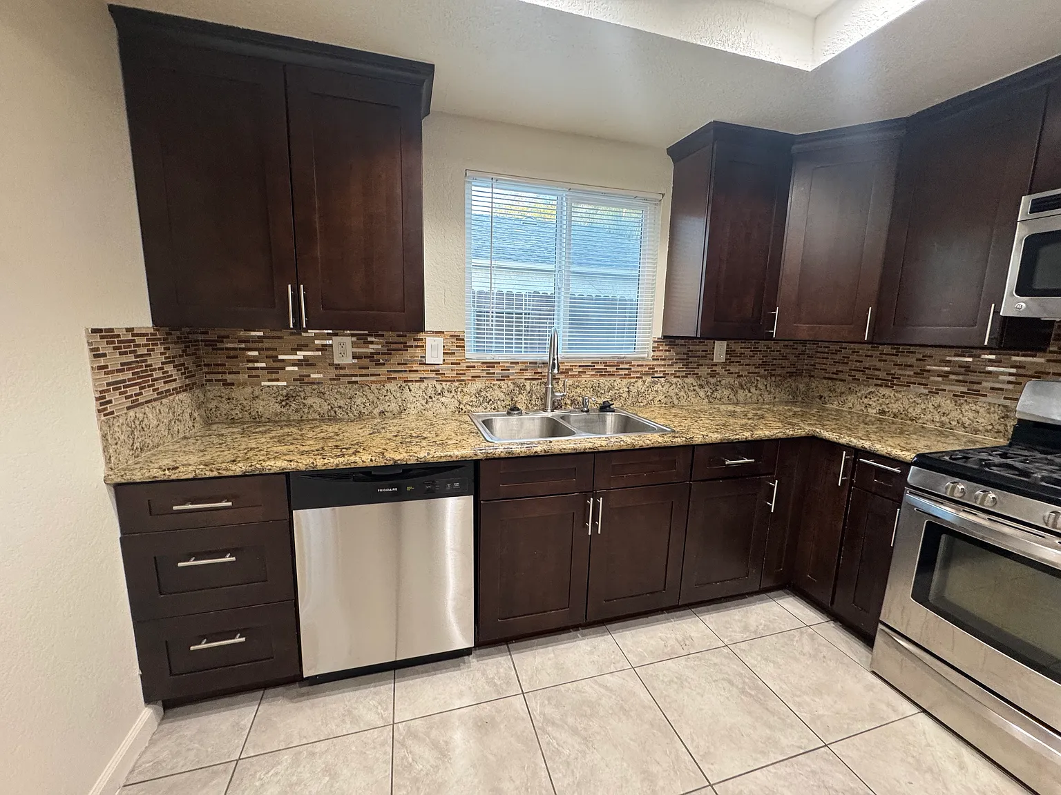 4 bed, 2.5 bath, 1507 sqft, $3,200 — Photo 2