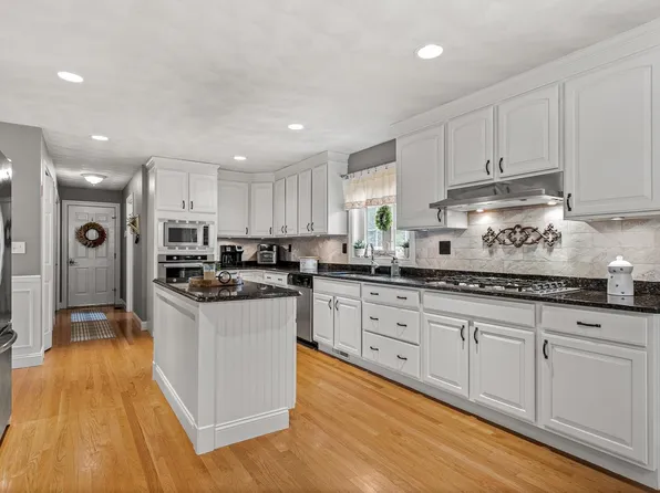 14 Melissa Circle, Pelham, NH 03076