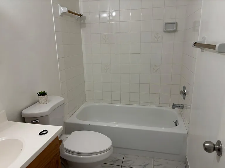 Second bathroom with shower/bathtub