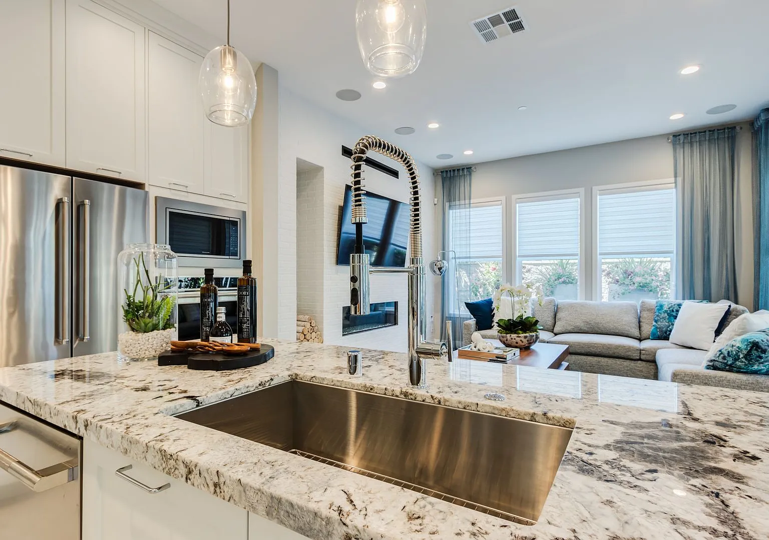 Introducing a stunning 4 bedroom, 4.5 bathroom fully furnished home — Photo 2