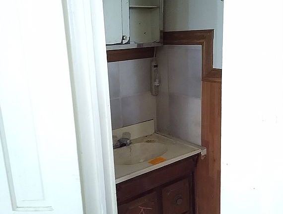 3rd image of 1626 Nelson Ave