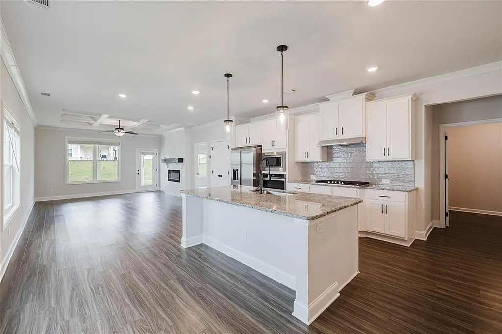 5 bed, 3.5 bath, 2621 sqft, $2,700 — Photo 2
