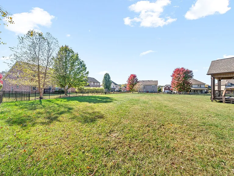 126 Parkland Cir — Photo 33