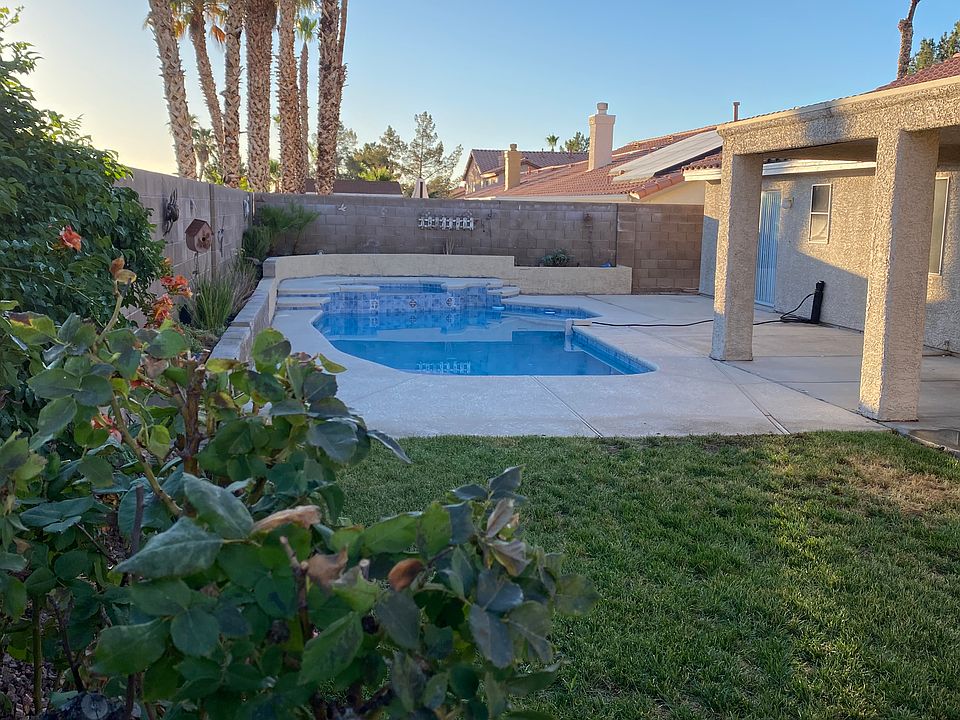 100% private backyard with heated pool / spa, cool deck, covered patio, and grassy area for swing set, putting green, pets, etc. Dual entry from family room or master bedroom.