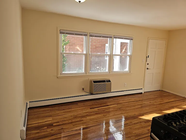 200 Main St #14 — Photo 12