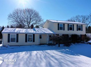 8324 Manchester Dr, Grand Blanc, MI 48439