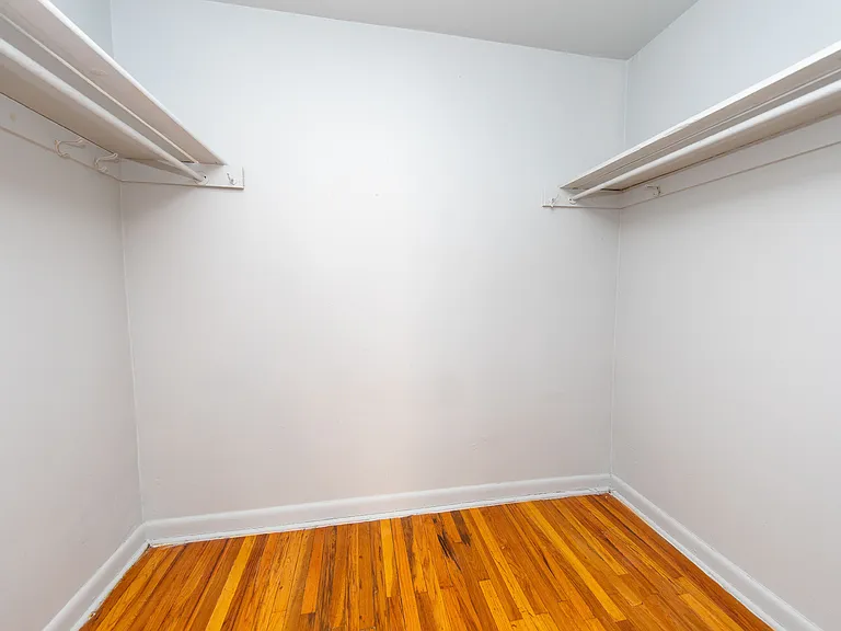 Cameron Apartments — Photo 13