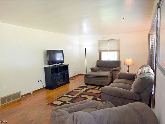 3rd image of 340 Towson Dr NW