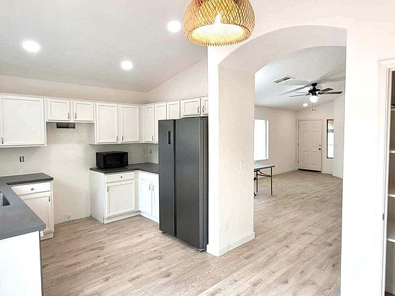 Full Kitchen with Pantry!