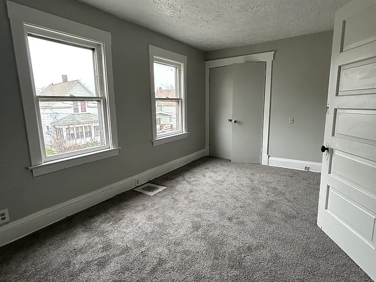 9825 Macon Ave — Photo 7