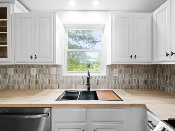 2392 Rawlings Rd, Woodlawn, TN 37191