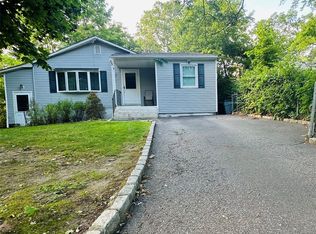 7 Oaklawn Ave, Farmingville, NY 11738