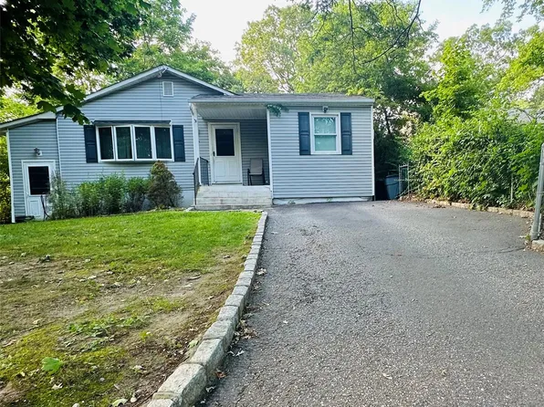 7 Oaklawn Avenue, Farmingville, NY 11738