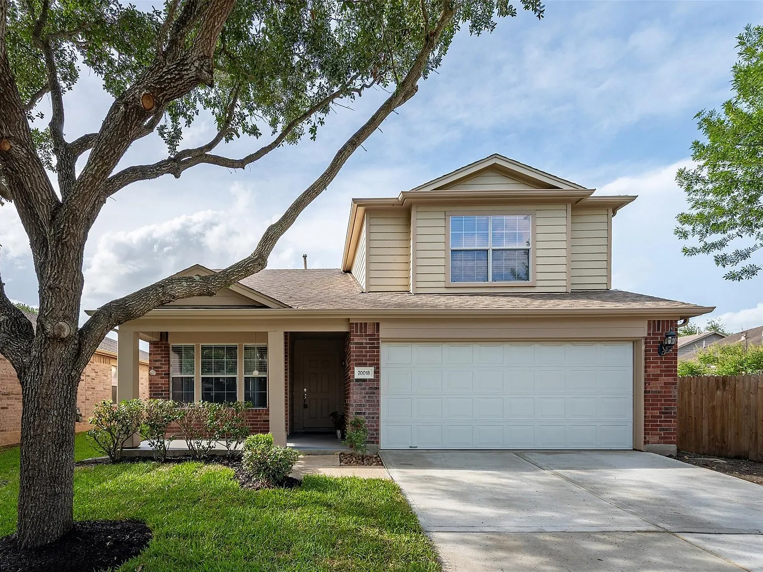 4 bed, 2.5 bath, 2159 sqft, $2,200 — Photo 2
