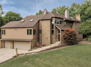 35560 Ridgeway Ln, Willoughby, OH 44094