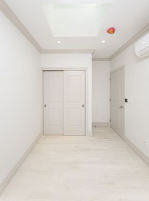 4th image of 161 W 4th St APT 4R