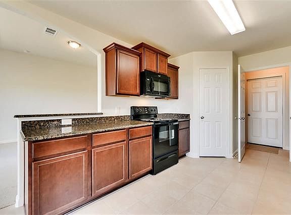 5th image of 207 Magnolia Dr