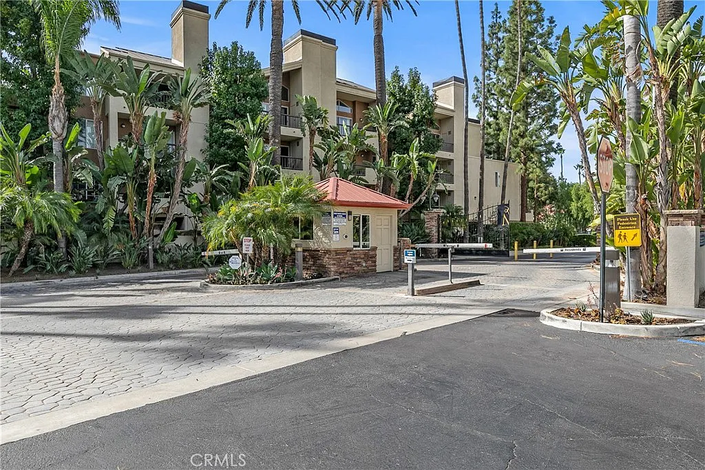 1 bed, 610 sqft, $2,200 — Photo 2