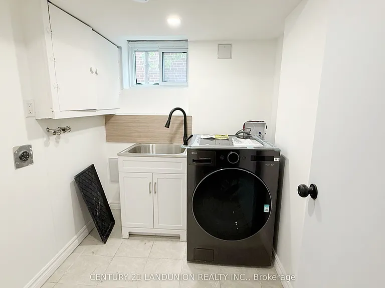 422 Lynett Cres — Photo 11