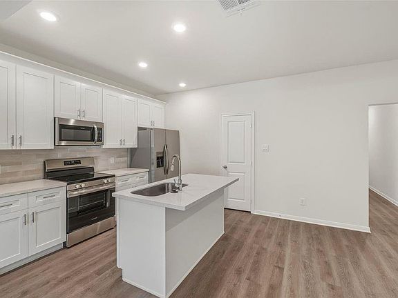 5th image of 710 W Dallas St