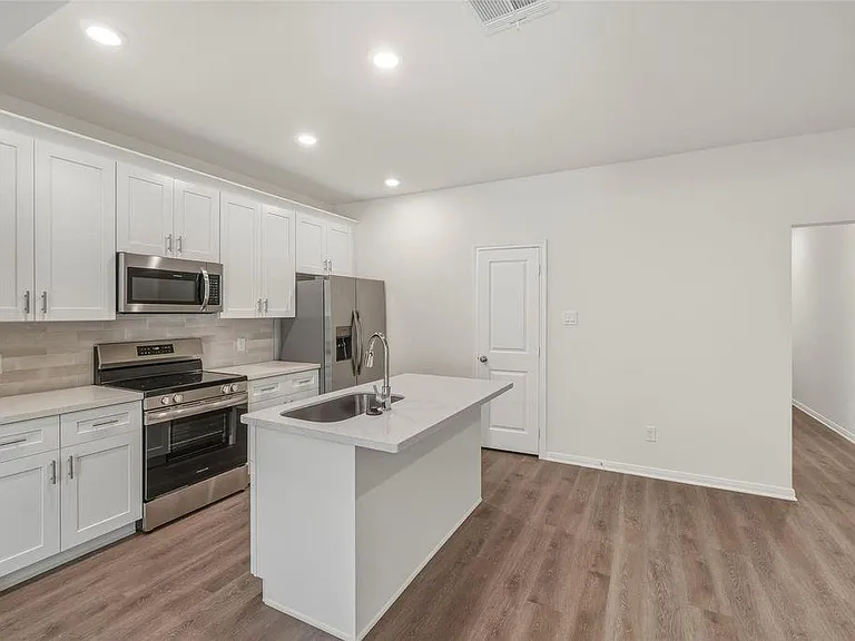 706 W Dallas — Photo 9