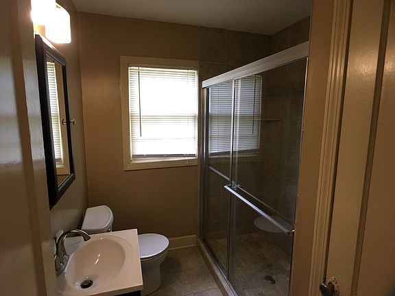 3rd image of 124 Orange St