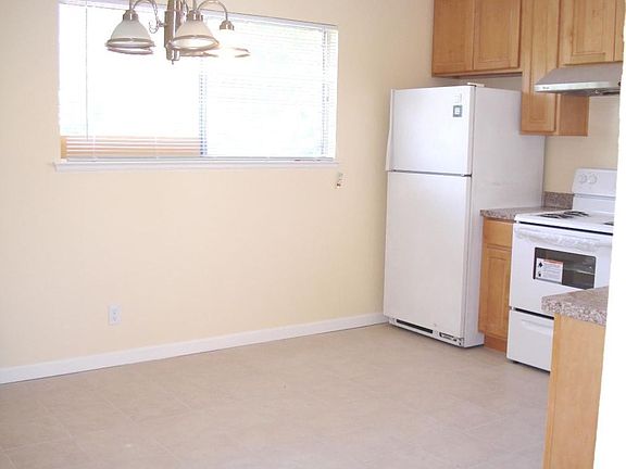 4th image of 564 S Fair Oaks Ave APT 3