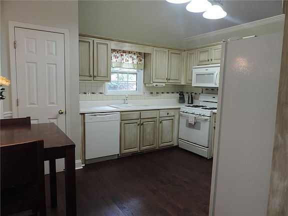 5th image of 3069 Lexington Ave