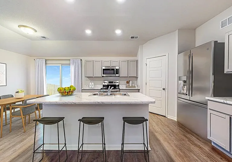 580 W Bluebird St — Photo 2