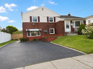 36 Forest Dr, Plainview, NY 11803