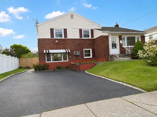 36 Forest Dr, Plainview, NY 11803
