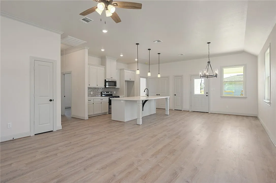 3 bed, 2150 sqft, $1,950 — Photo 2