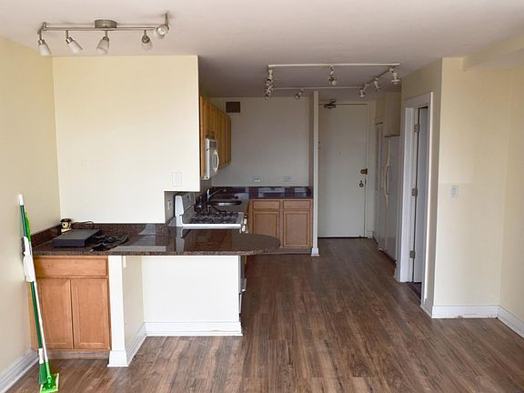 5th image of 444 W Fullerton Pkwy APT 302