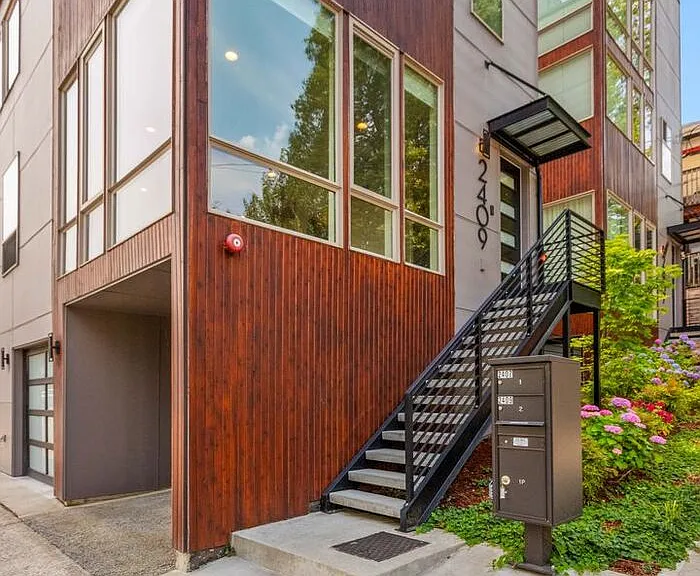 2409 E Thomas St — Photo 35
