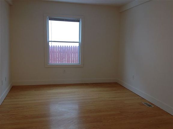 2nd image of 835 Davis Ave NW