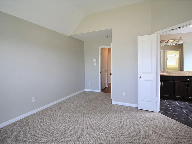 2010 Turning Leaf Dr — Photo 7